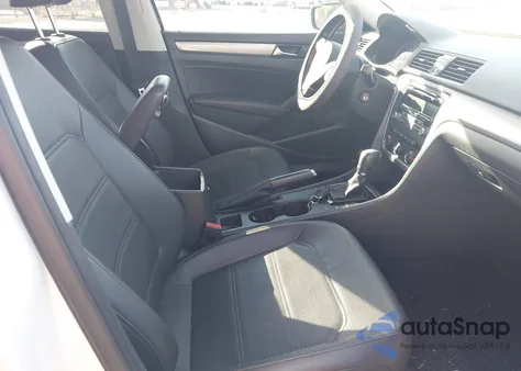 2015 Volkswagen Passat 1.8T Wolfsburg Edition z USA, uszkodzony, nr VIN 1VWAT7A33FC018221